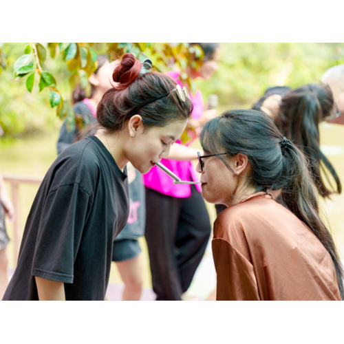 Team building: chuyền bột bằng miệng
